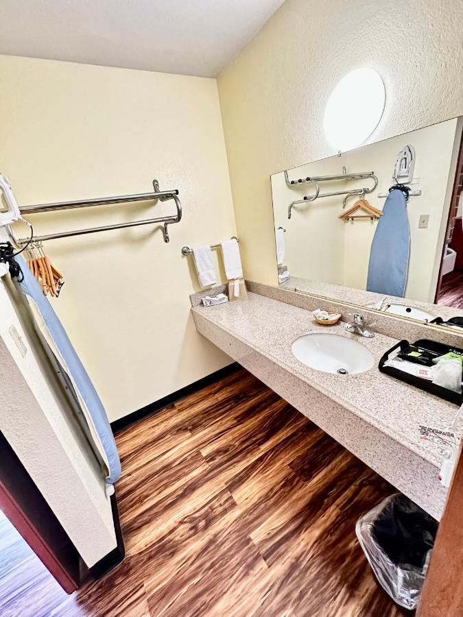 Regency Inn Iola Exterior photo