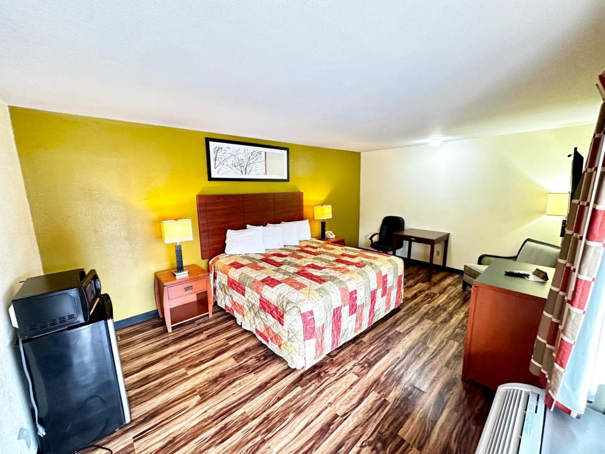 Regency Inn Iola Exterior photo