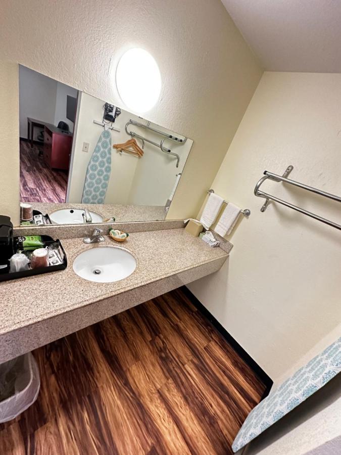 Regency Inn Iola Exterior photo