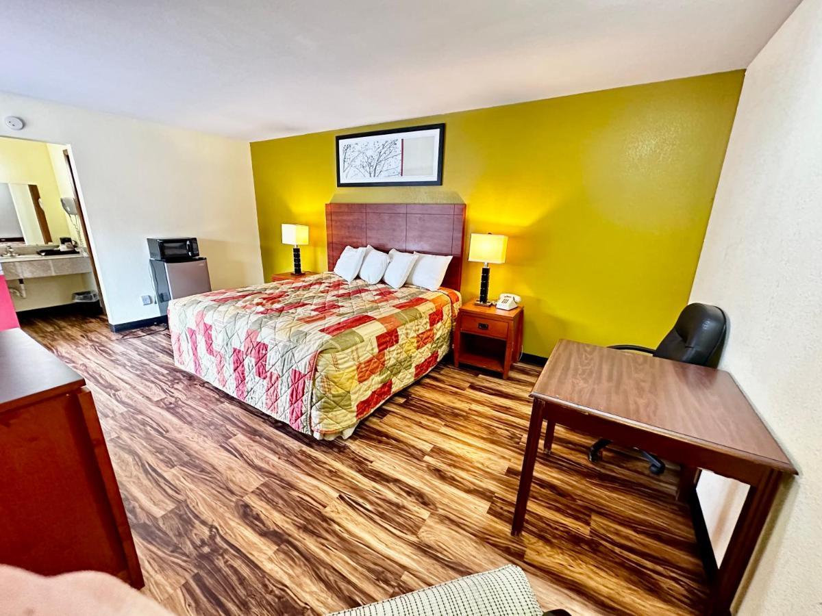 Regency Inn Iola Exterior photo