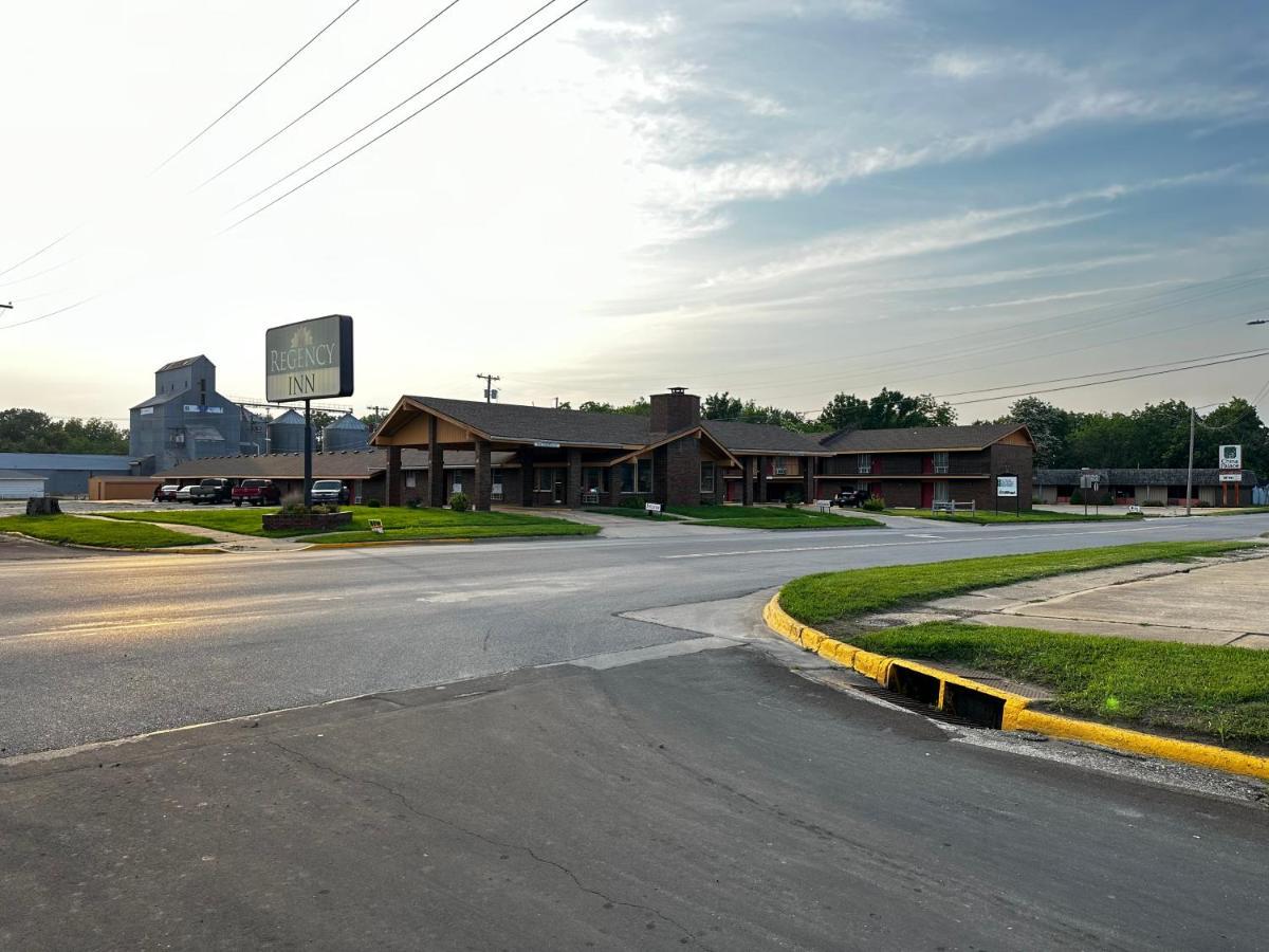 Regency Inn Iola Exterior photo