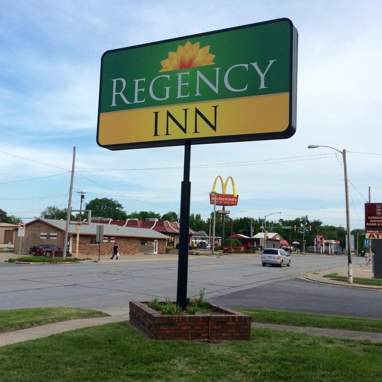 Regency Inn Iola Exterior photo