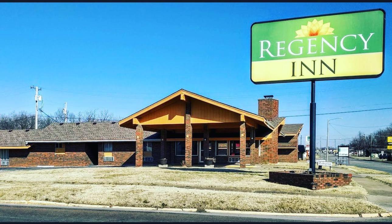 Regency Inn Iola Exterior photo