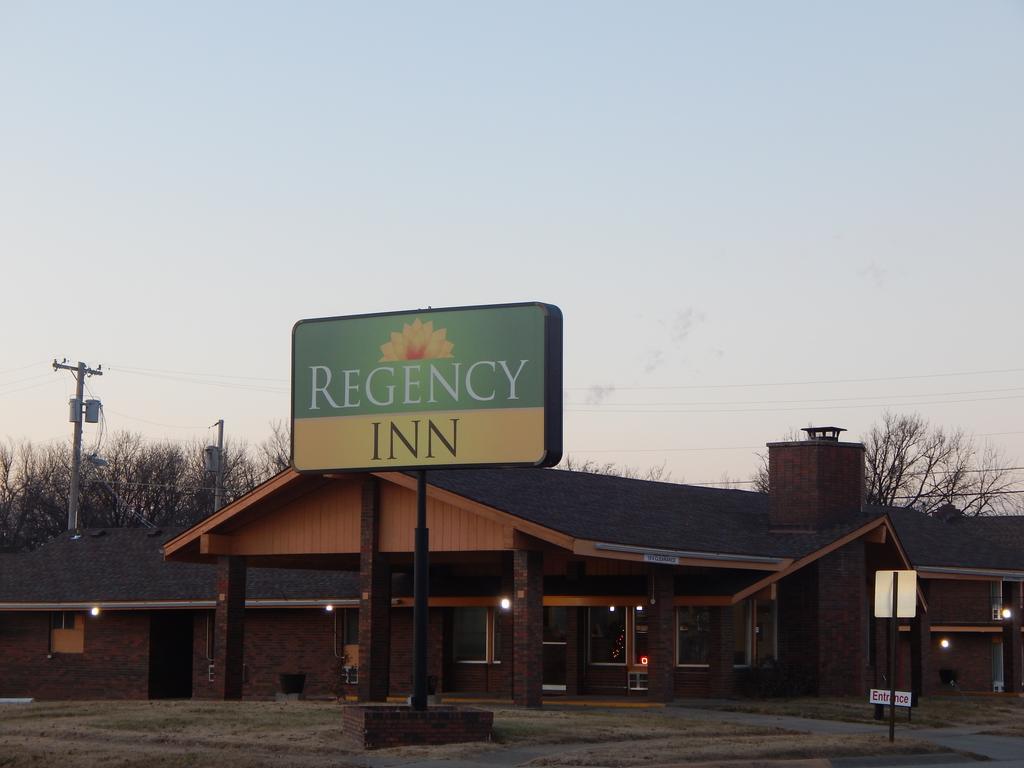 Regency Inn Iola Exterior photo