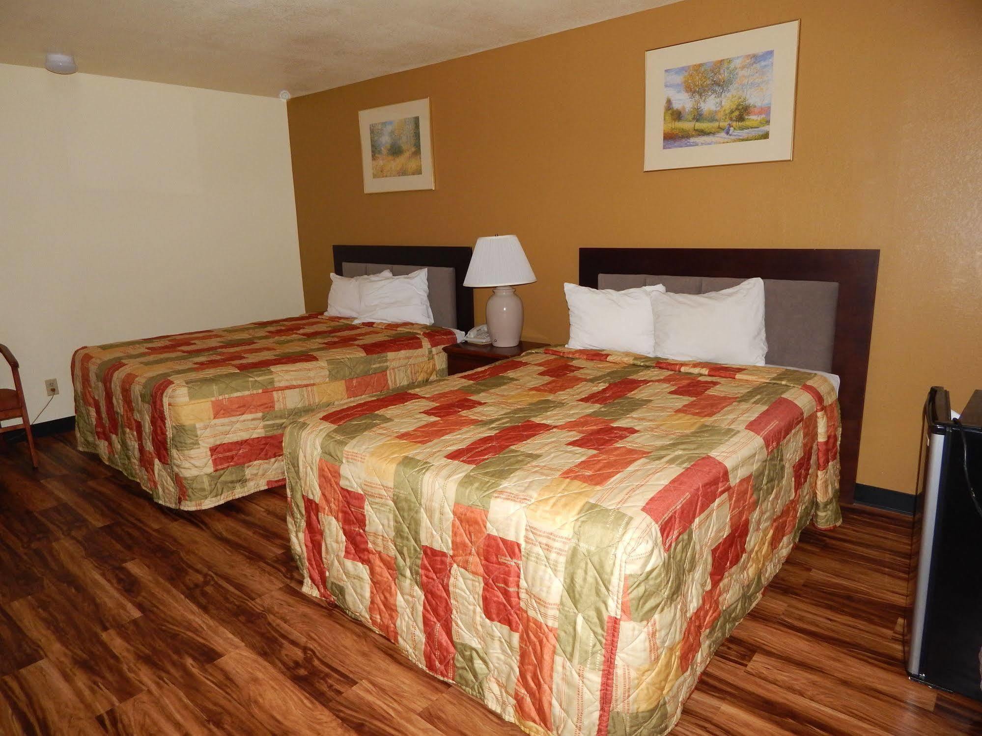 Regency Inn Iola Exterior photo